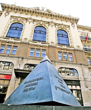 Masonski simbol ispred zgrade SANU u Beogradu