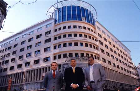 Tahir Hasanovic sa Dejanom Pavlovicem i Draganom Peicem, zgrada Centrotekstila