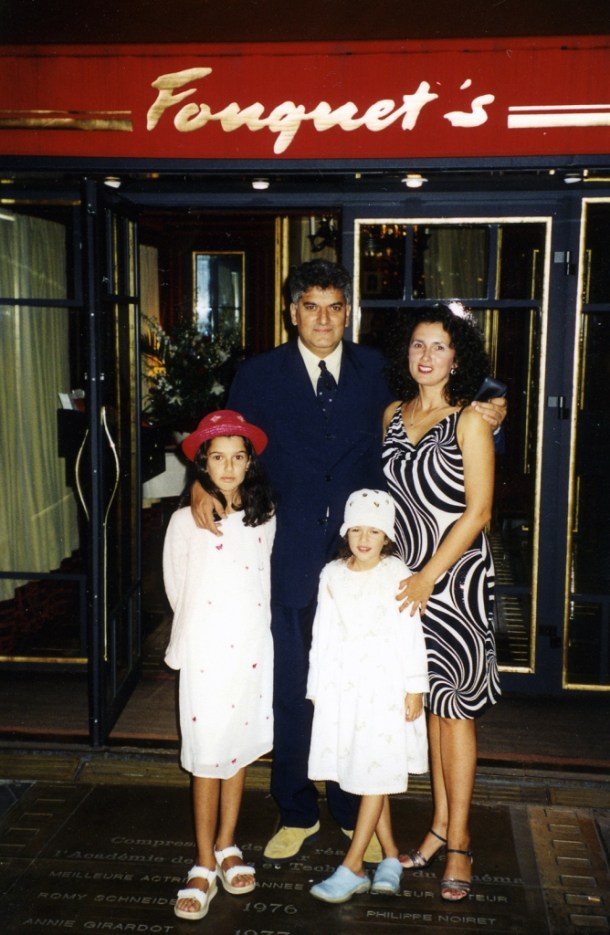 Tahir sa porodicom, Vecera u poznatom pariskom restoranu