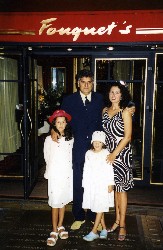 Tahir sa porodicom, Vecera u poznatom pariskom restoranu