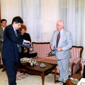 AKUD, Tahir Hasanović uručuje povelju Premijeru Mirku&nbsp;Marjanoviću