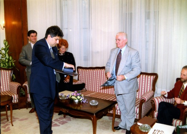 Predsednik AKUD-a Branko Krsmanović, Tahir Hasanović uručuje povelju Premijeru Mirku Marjanoviću